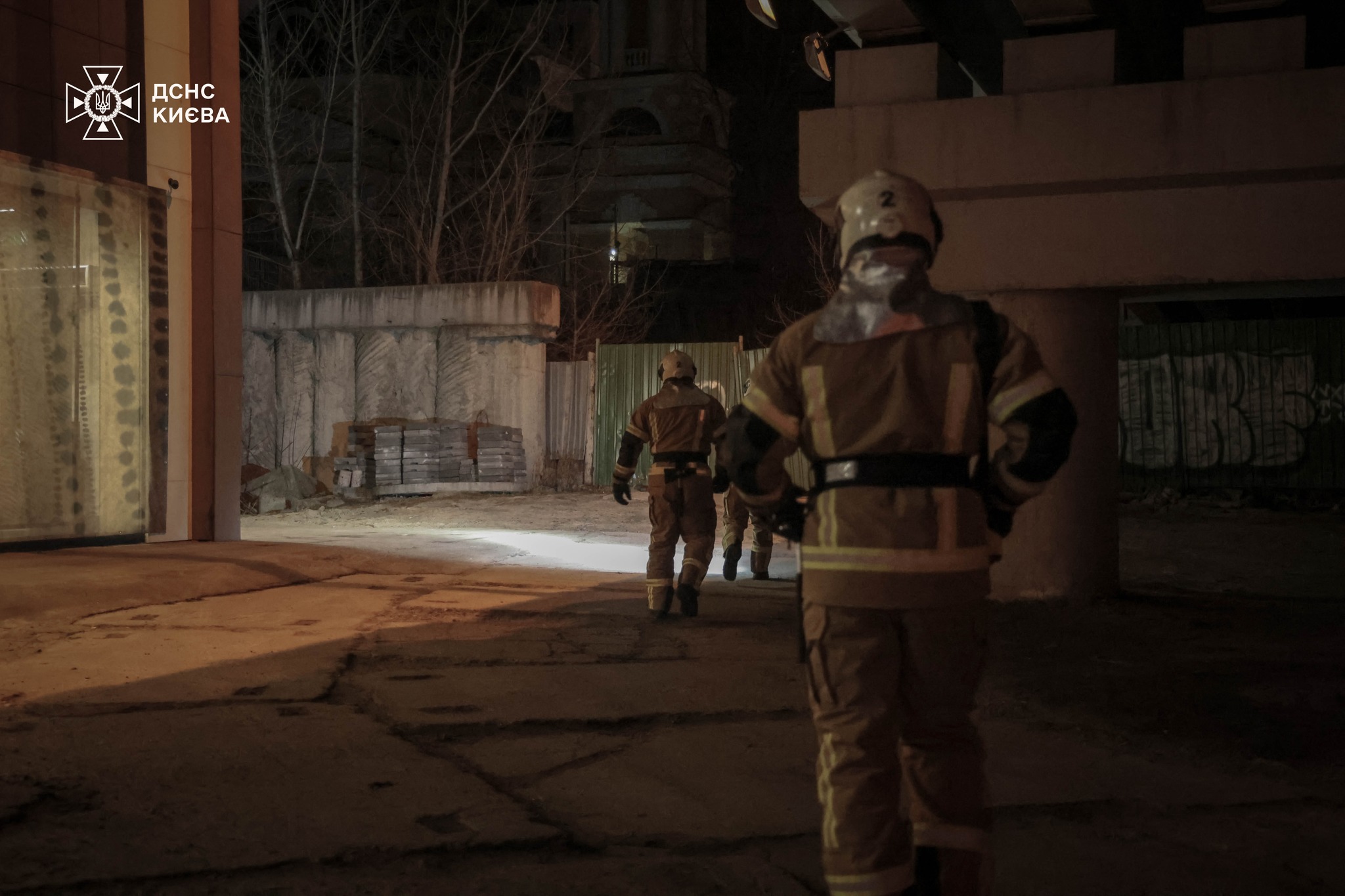 Киянин впав у 5-метрову яму у покинутій будівлі - фото 4