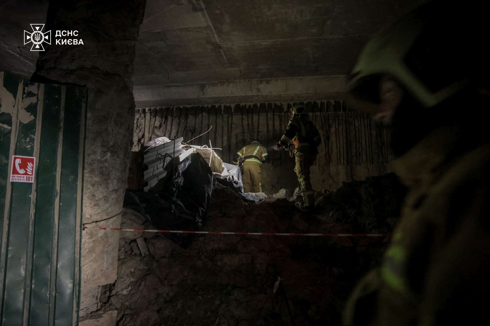 Киянин впав у 5-метрову яму у покинутій будівлі - фото 2