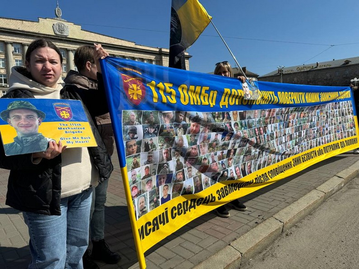 У Черкасах відбулася акція на підтримку зниклих безвісти та полонених: історії тих, хто чекає