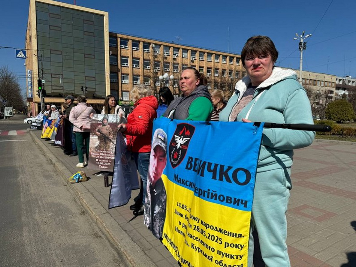 У Черкасах відбулася акція на підтримку зниклих безвісти та полонених: історії тих, хто чекає - фото 2