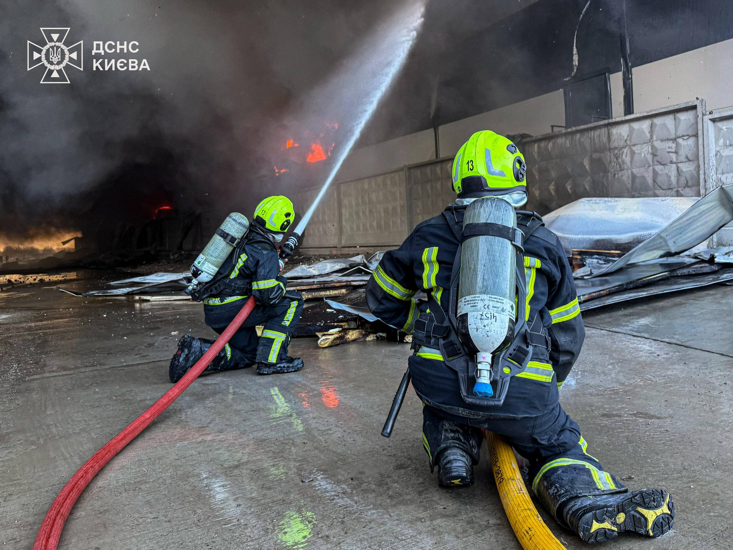 На Київщині горять склади