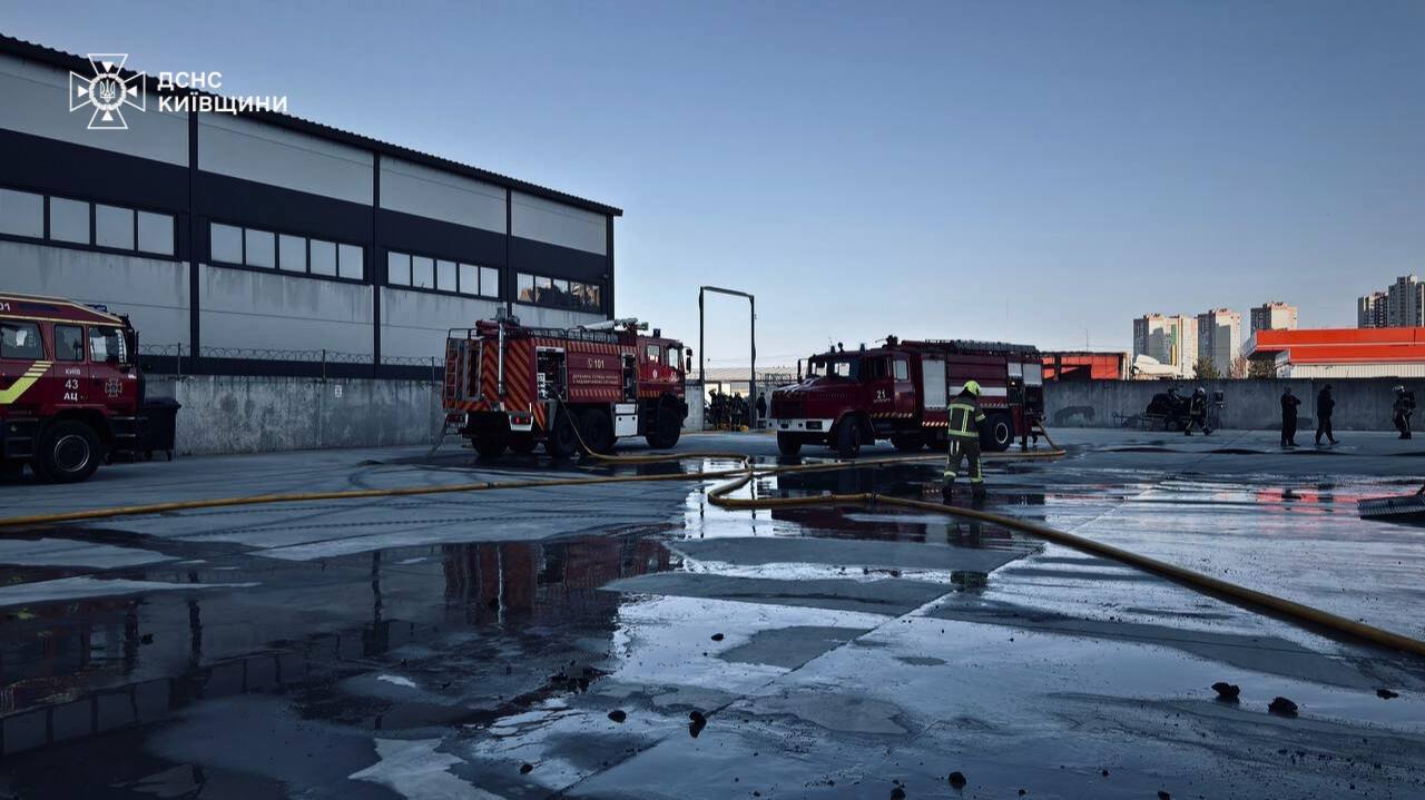 У селі Погреби сталася пожежа у складській будівлі на площі 5500 кв.м - фото 2