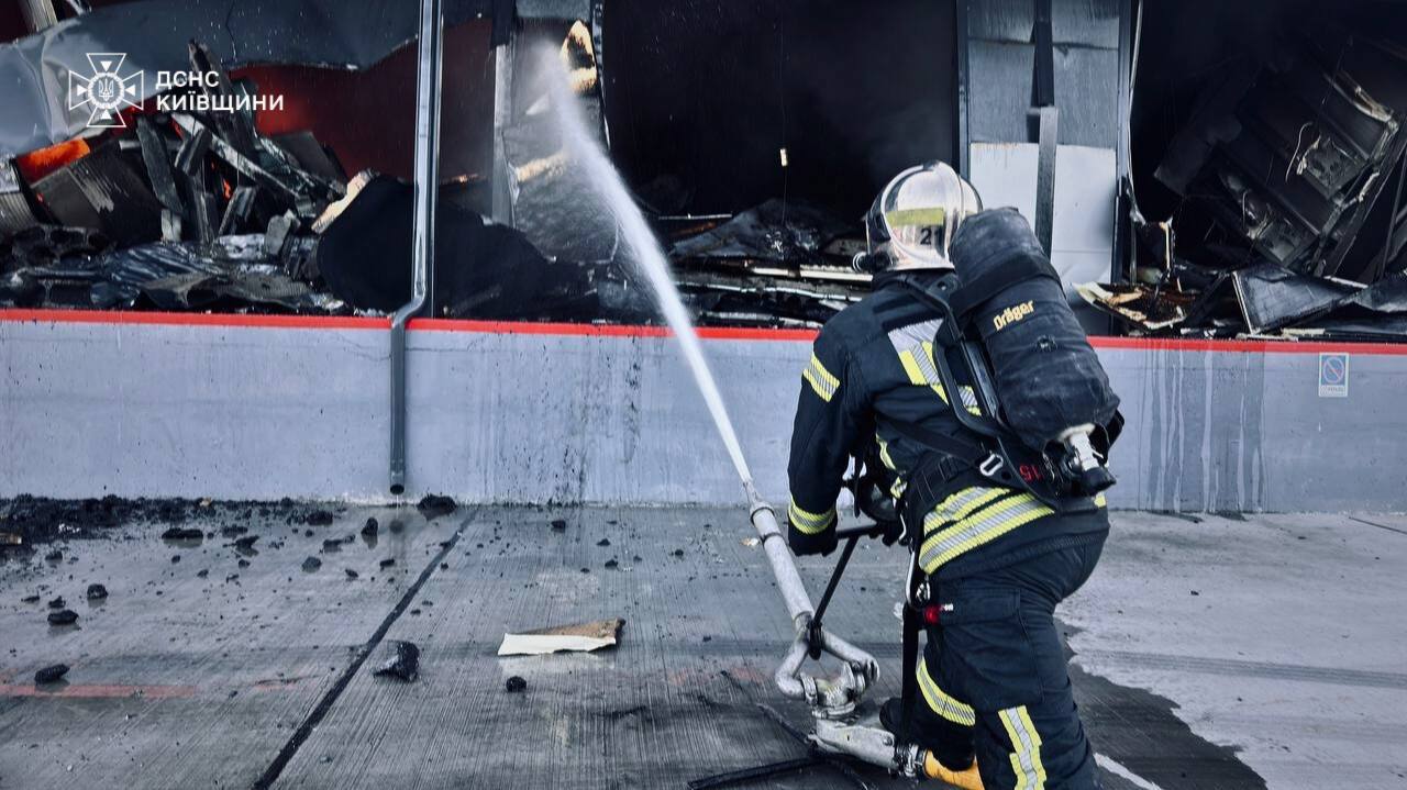 У селі Погреби сталася пожежа у складській будівлі на площі 5500 кв.м - фото 4