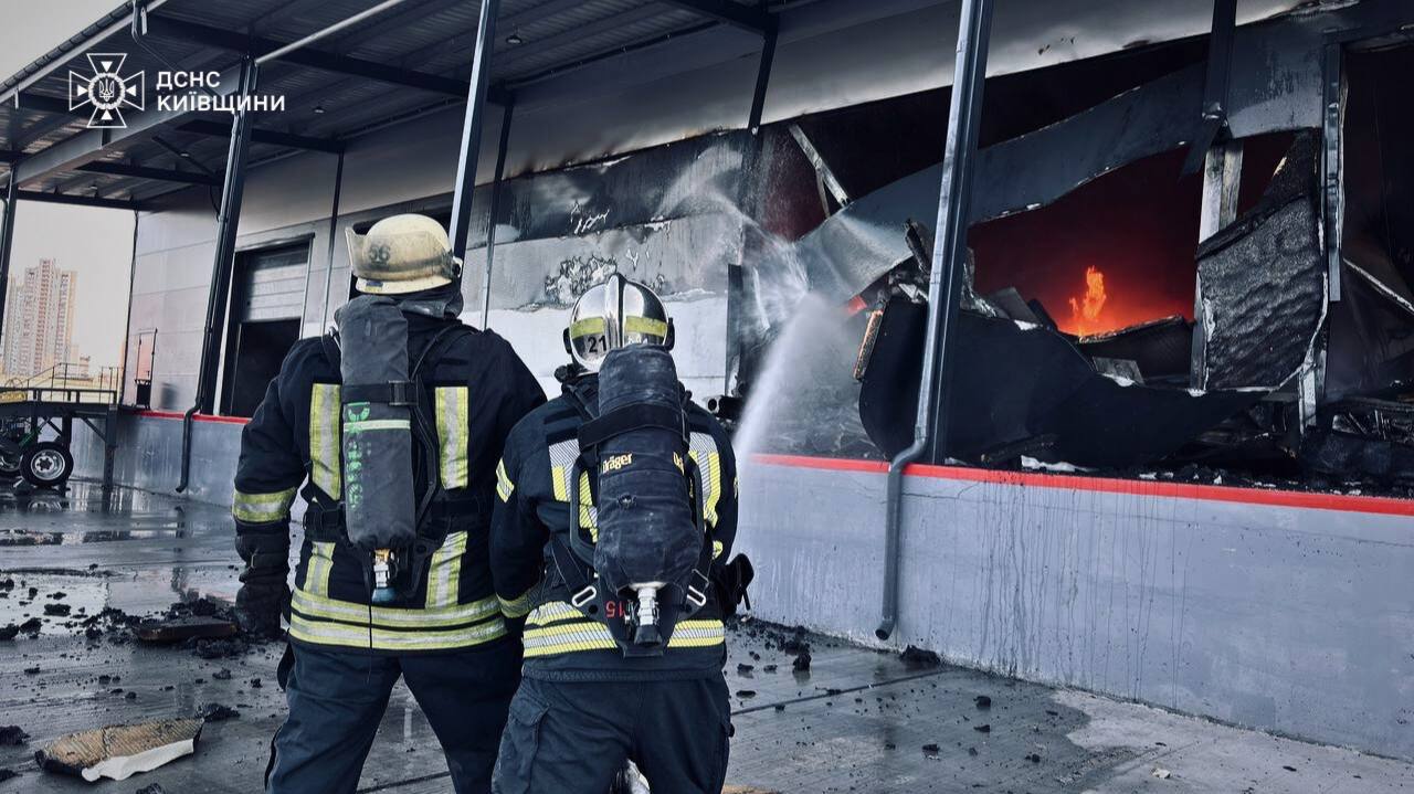 У селі Погреби сталася пожежа у складській будівлі на площі 5500 кв.м