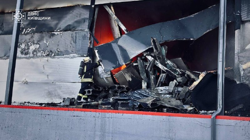 У селі Погреби сталася пожежа у складській будівлі на площі 5500 кв.м - фото 5