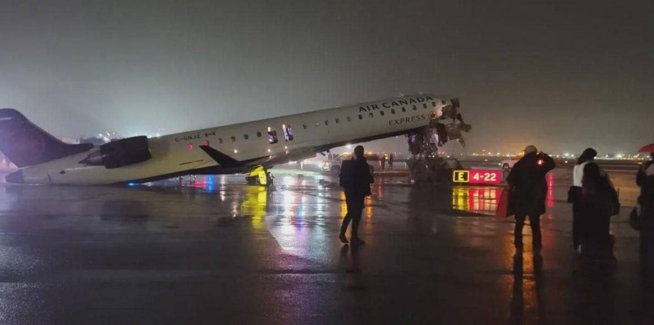 Пасажирський літак зіткнувся з пожежною машиною під час посадки у Нью-Йорку