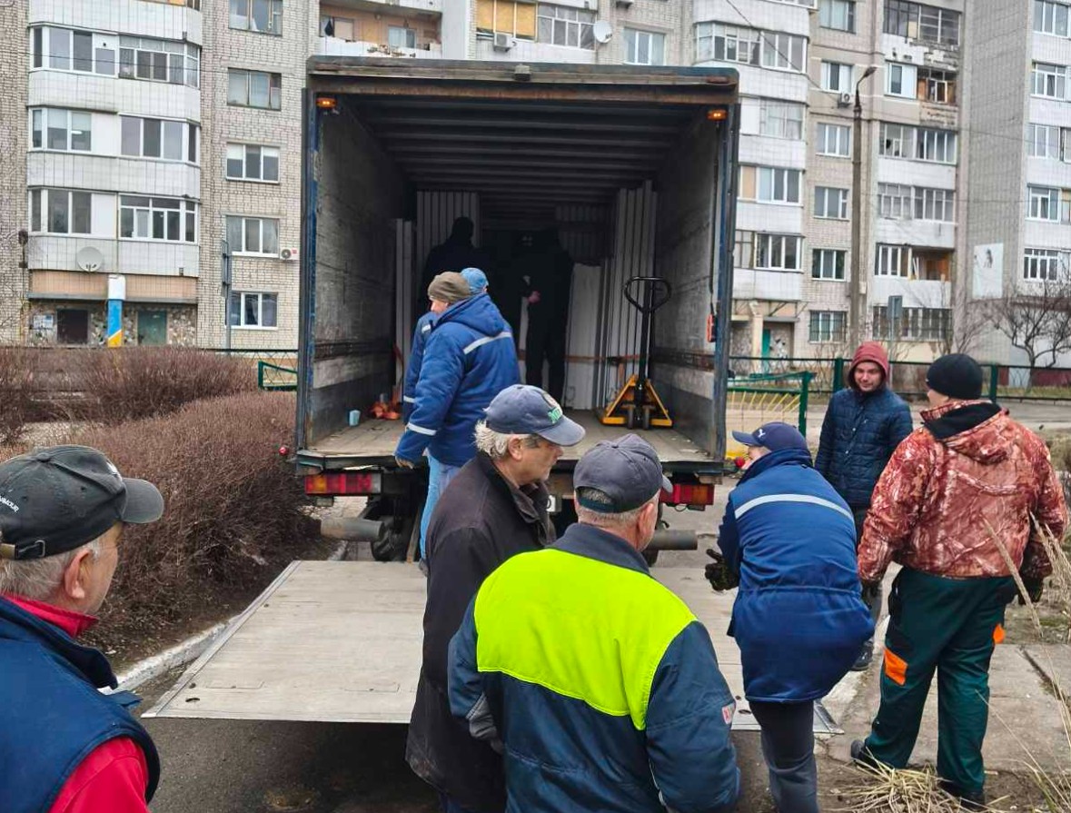 Канів отримав останню партію вікон для будинків, що постраждали під час обстрілу восени 2025-го
