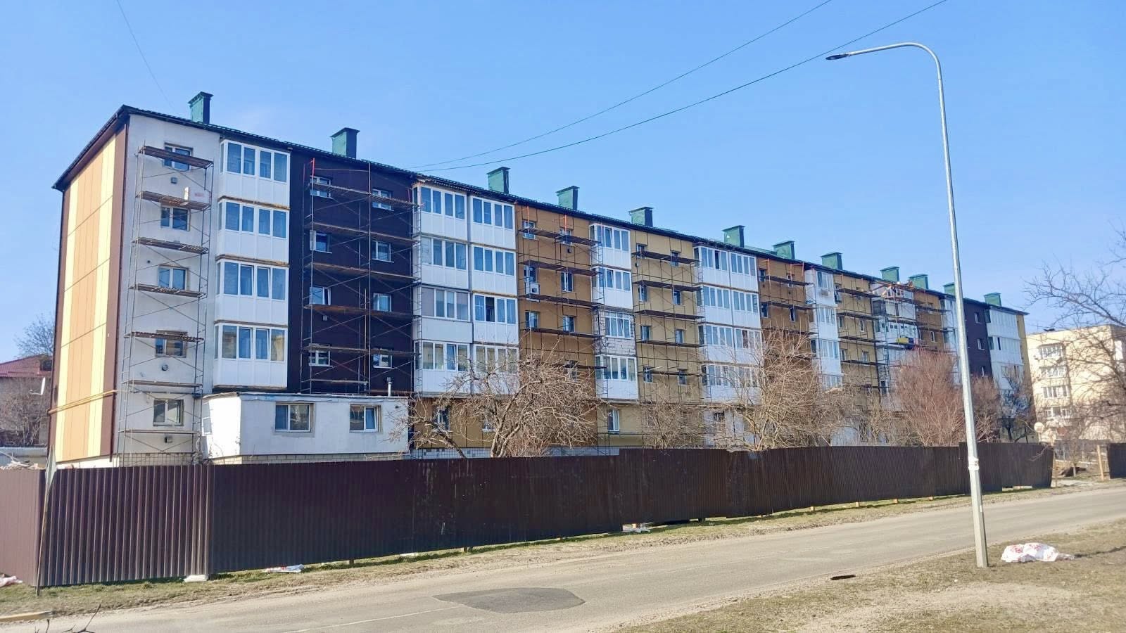 У Макарові ремонтують пошкоджений внаслідок агресії рф п’ятиповерховий житловий будинок