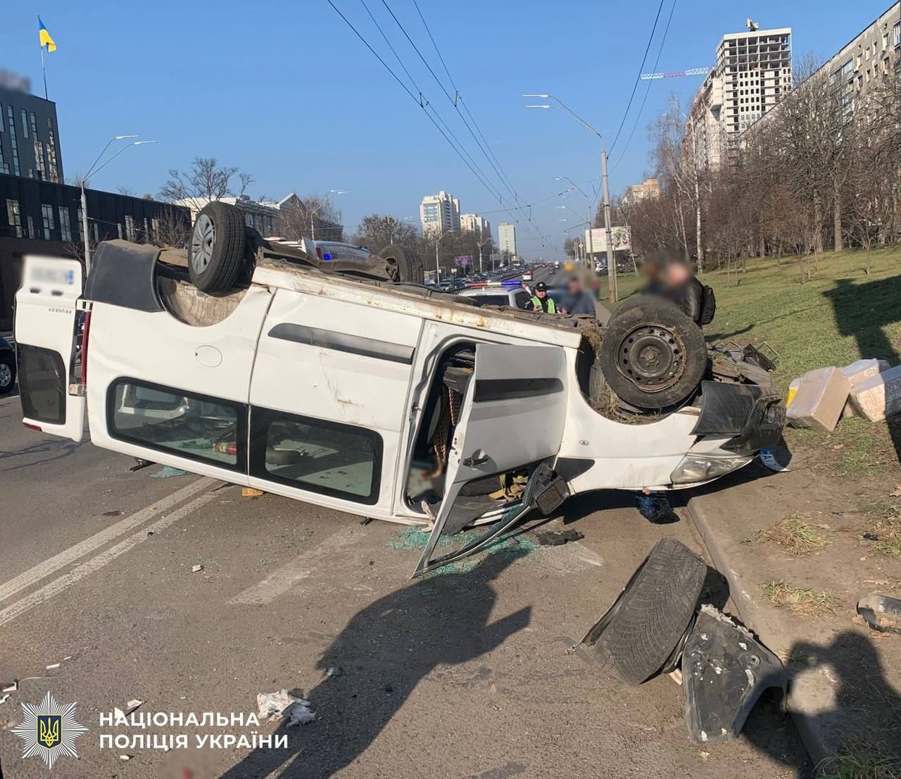 Tesla та Peugeot зіштовхнулись у Києві. Є поранені