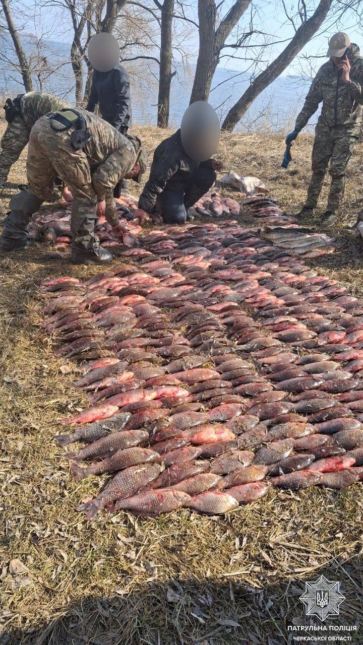 Браконьєри на Черкащині зловили 7 мішків риби і намагались втекти - фото 2