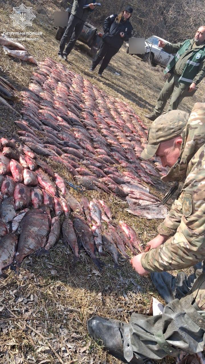 Браконьєри на Черкащині зловили 7 мішків риби і намагались втекти - фото 3