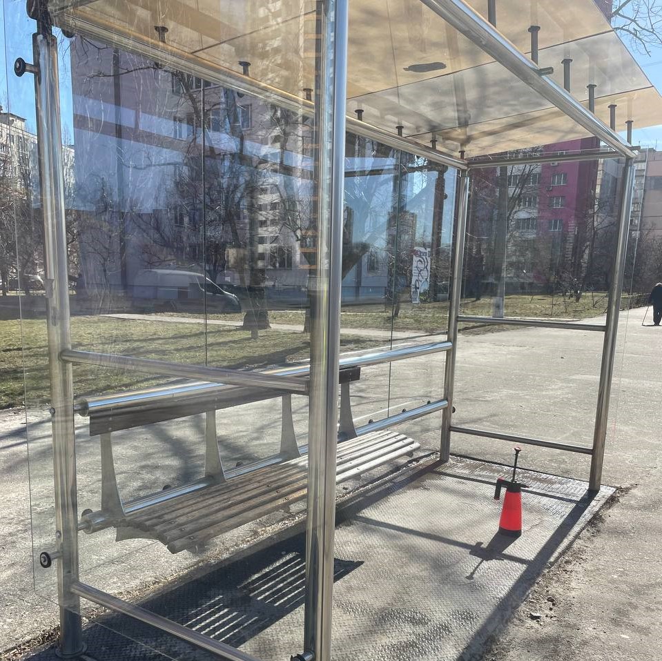 У Києві миють зупинки та ремонтують павільйони після зими