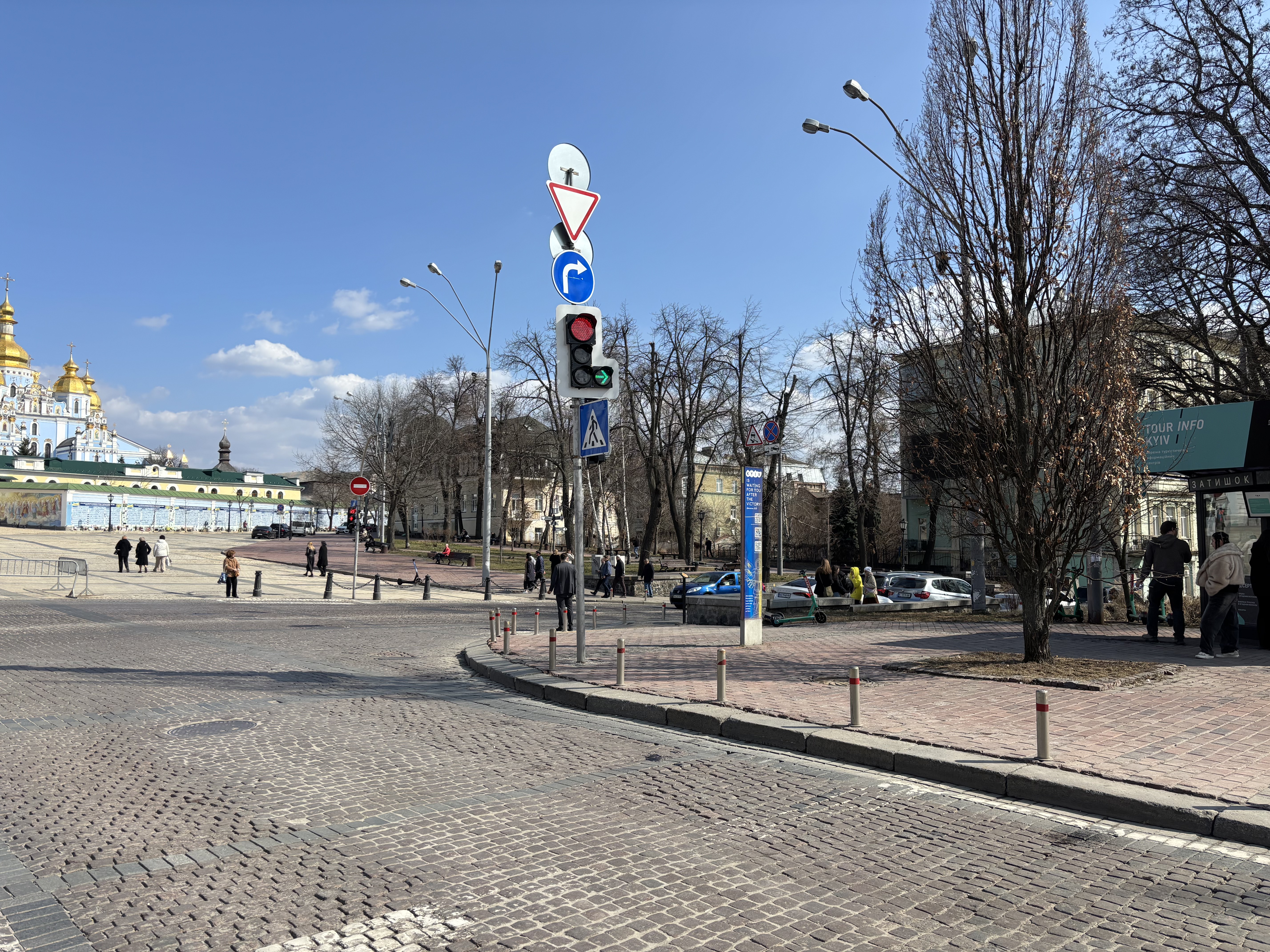 У Києві з’явився перший світлофор із червоним колом заборони