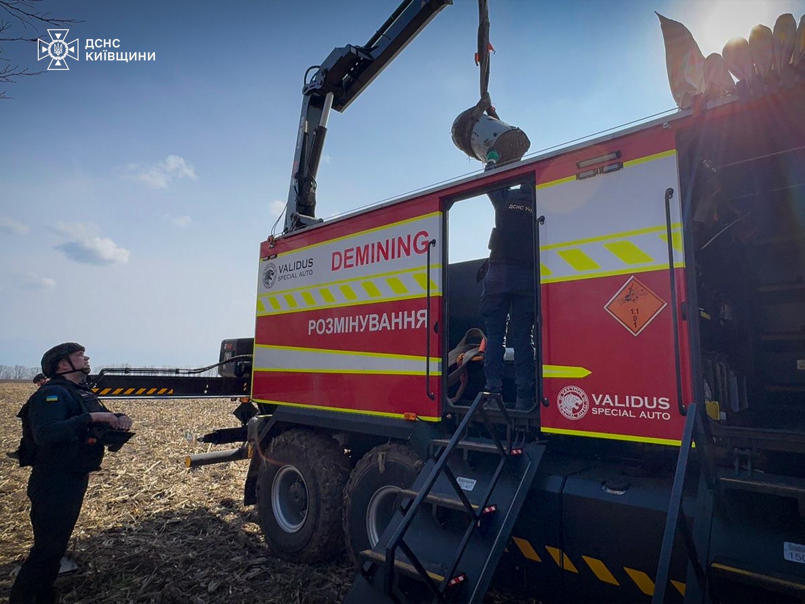 Частини ракет Х-101 виявили в полі на Київщині - фото 3