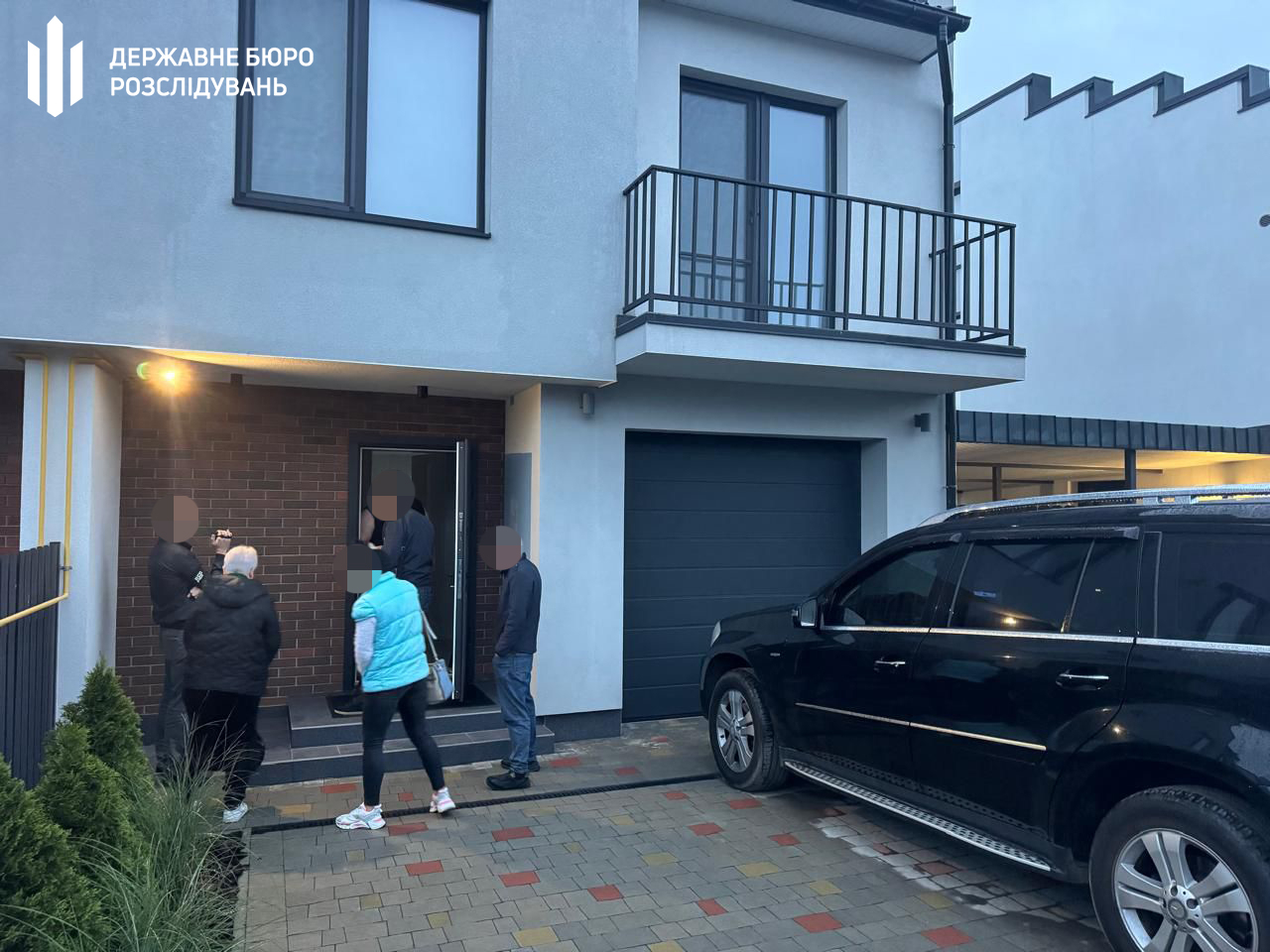 Будинок, земля і авто на родичів — на Львівщині судитимуть керівника ТЦК