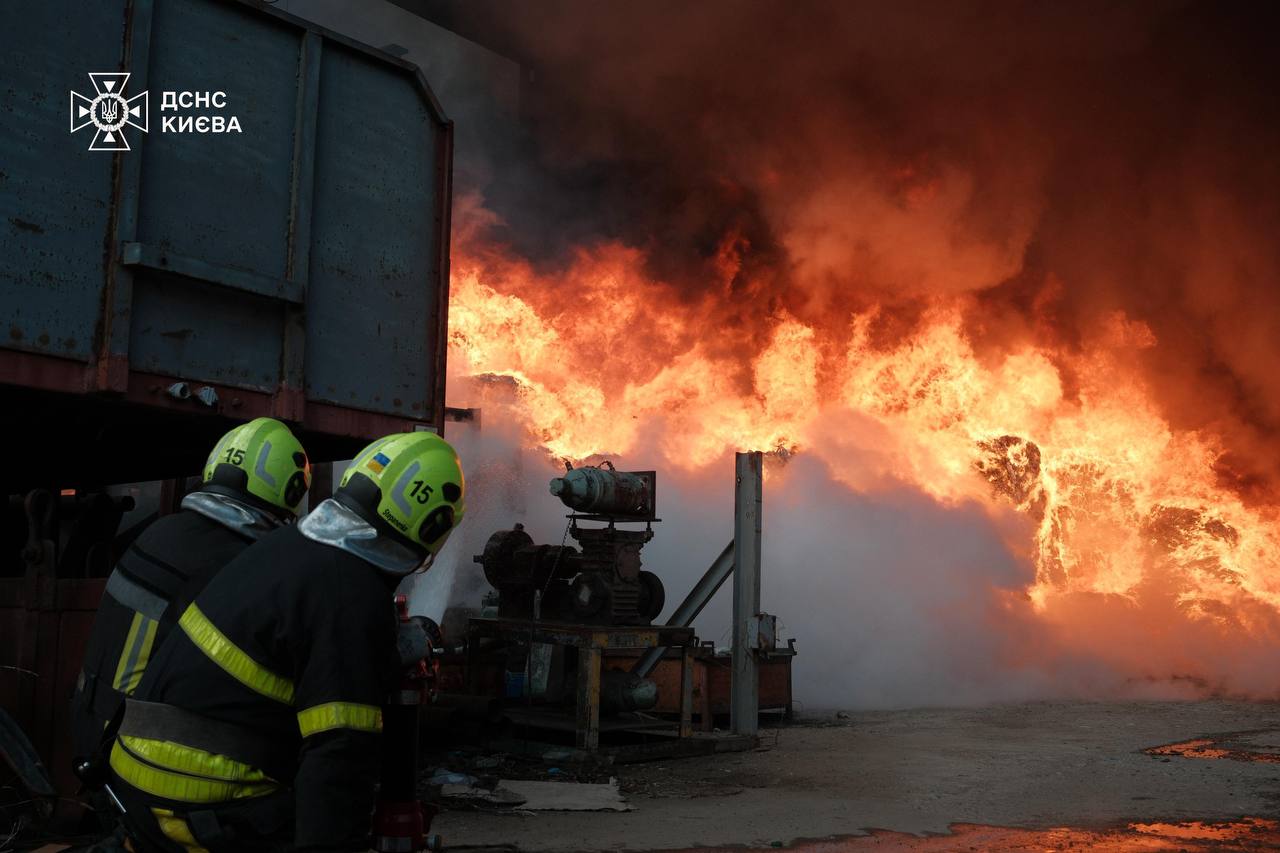 У Голосіївському районі Києва спалахнула масштабна пожежа на підприємстві