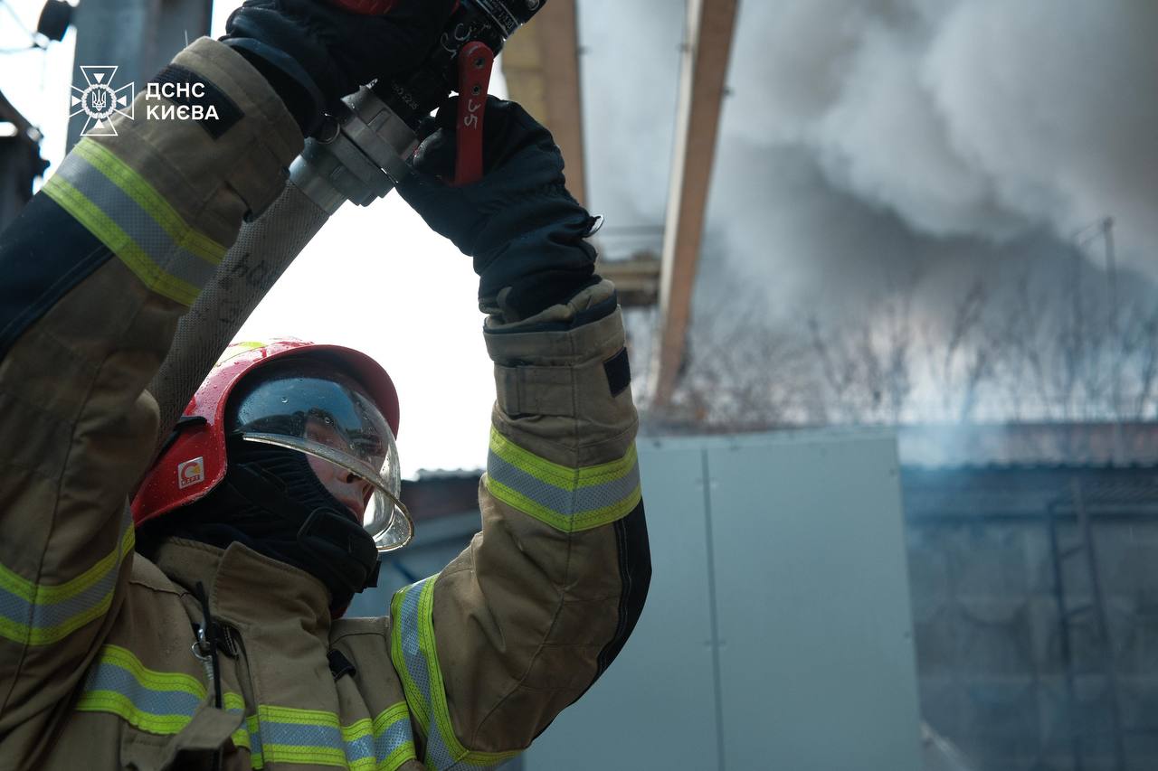 У Голосіївському районі Києва спалахнула масштабна пожежа на підприємстві - фото 2