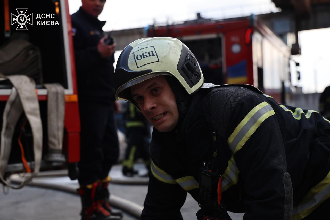 У Голосіївському районі Києва спалахнула масштабна пожежа на підприємстві - фото 7