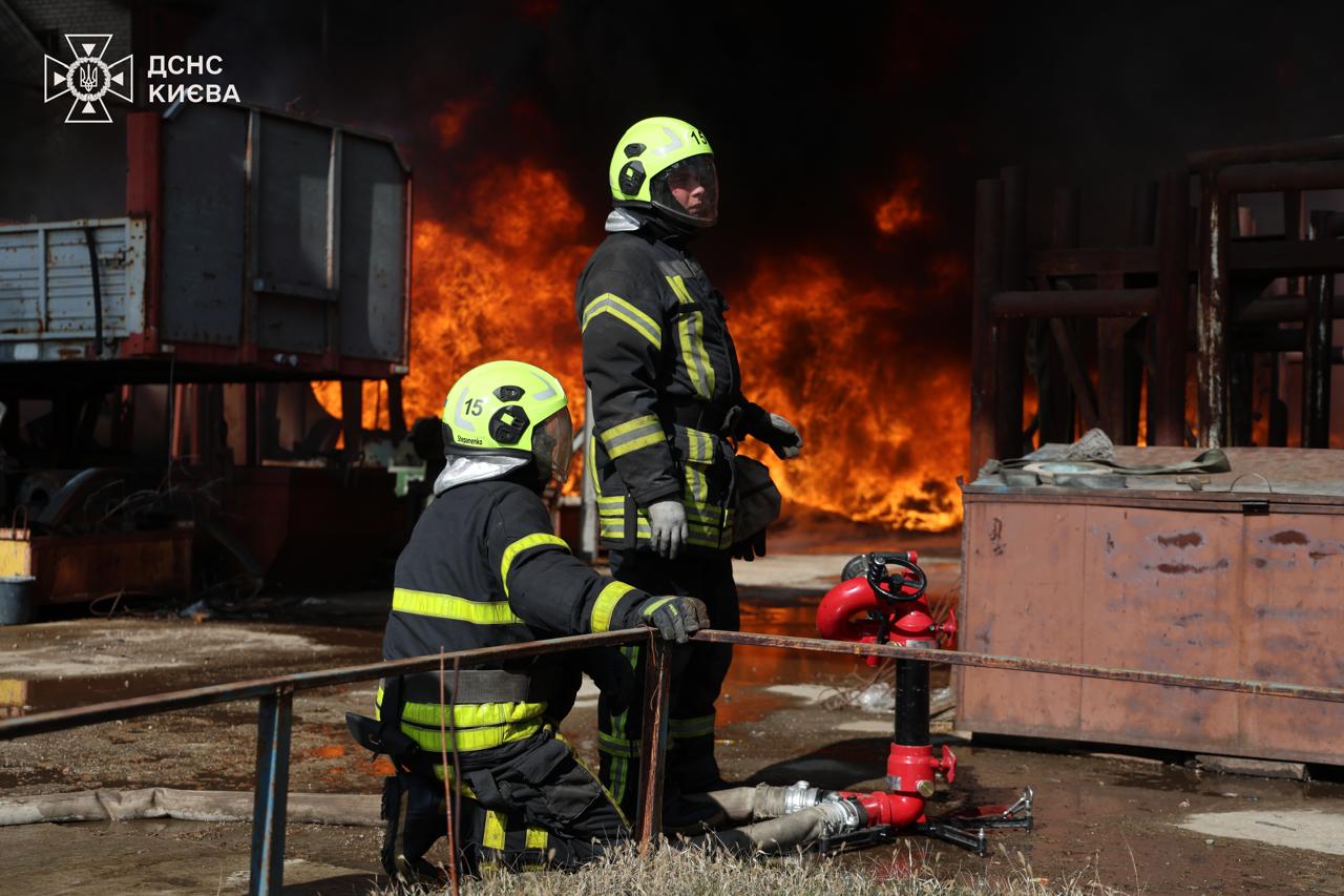 У Голосіївському районі Києва спалахнула масштабна пожежа на підприємстві - фото 4