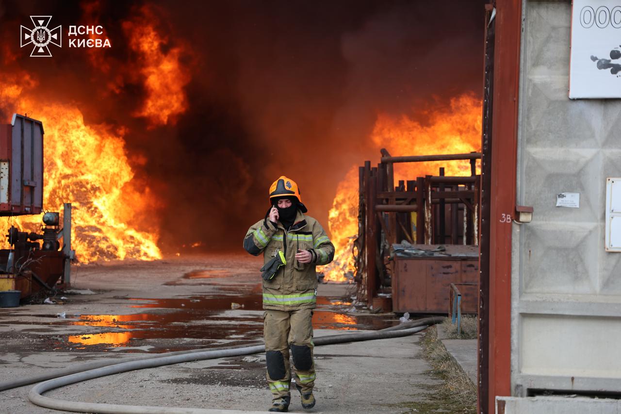 У Голосіївському районі Києва спалахнула масштабна пожежа на підприємстві - фото 3