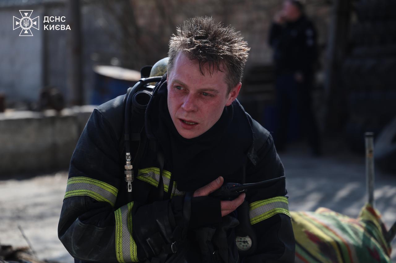 У Голосіївському районі Києва спалахнула масштабна пожежа на підприємстві - фото 6