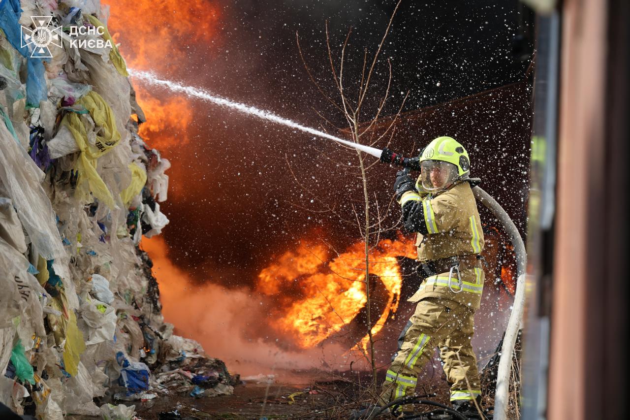 У Голосіївському районі Києва спалахнула масштабна пожежа на підприємстві - фото 2