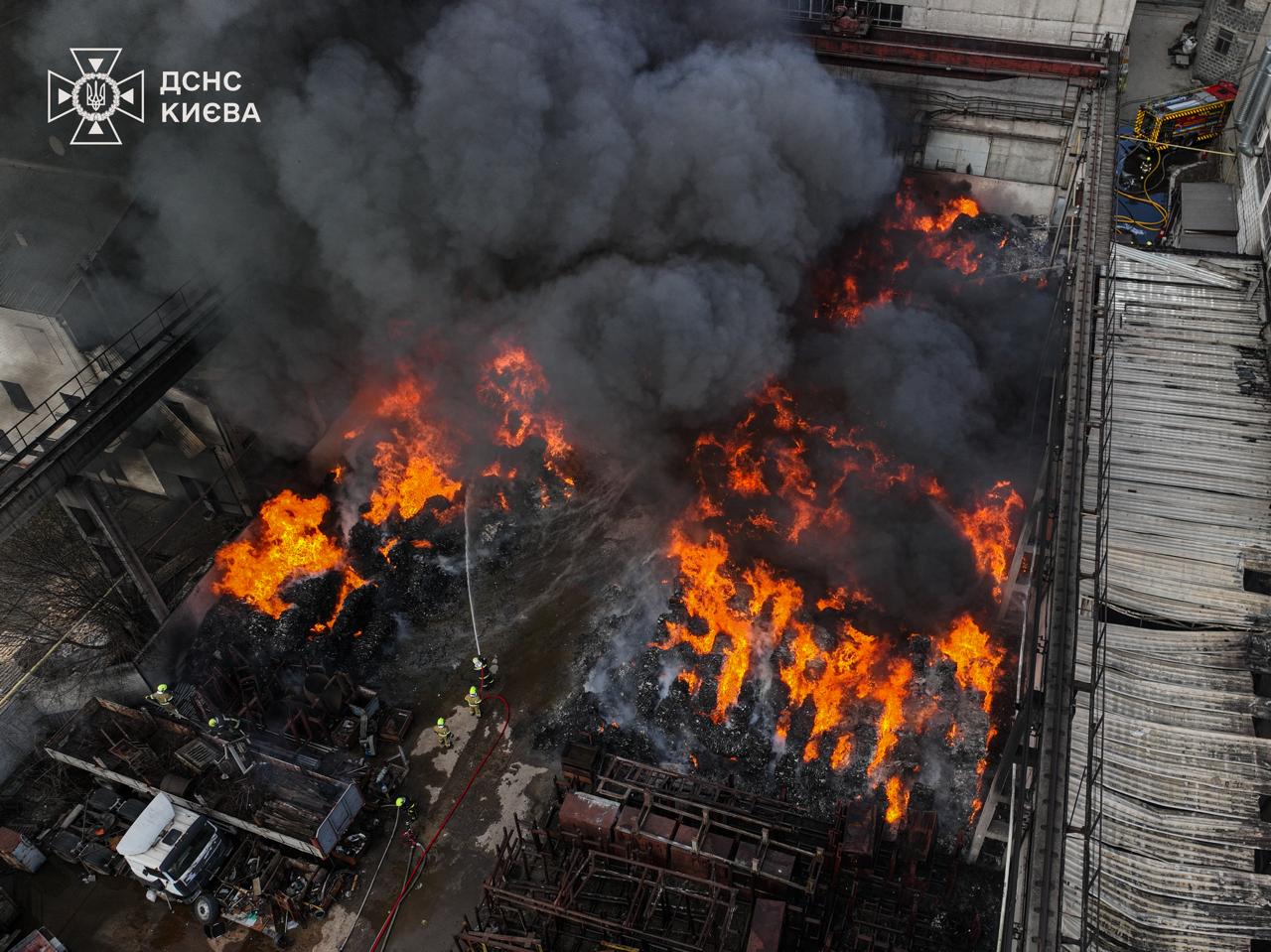 У Голосіївському районі Києва спалахнула масштабна пожежа на підприємстві