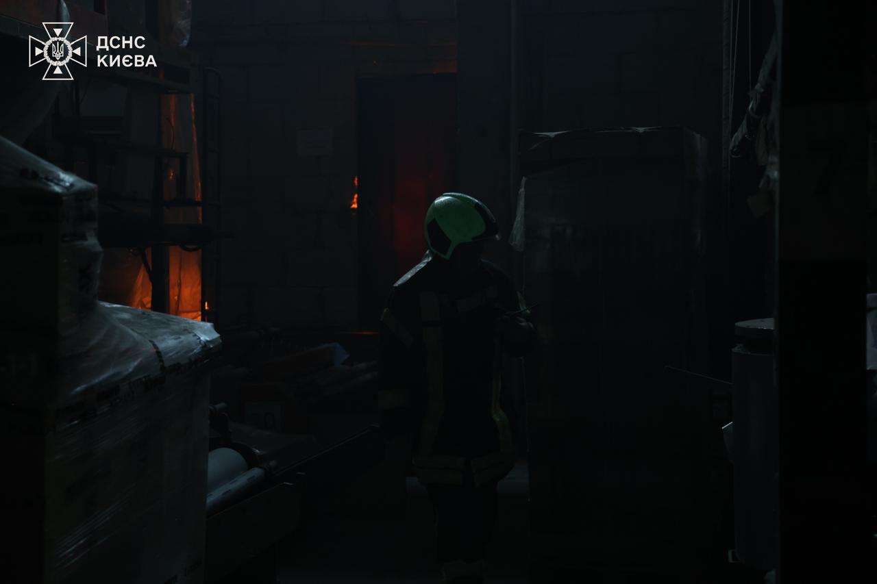 У Голосіївському районі Києва спалахнула масштабна пожежа на підприємстві - фото 5