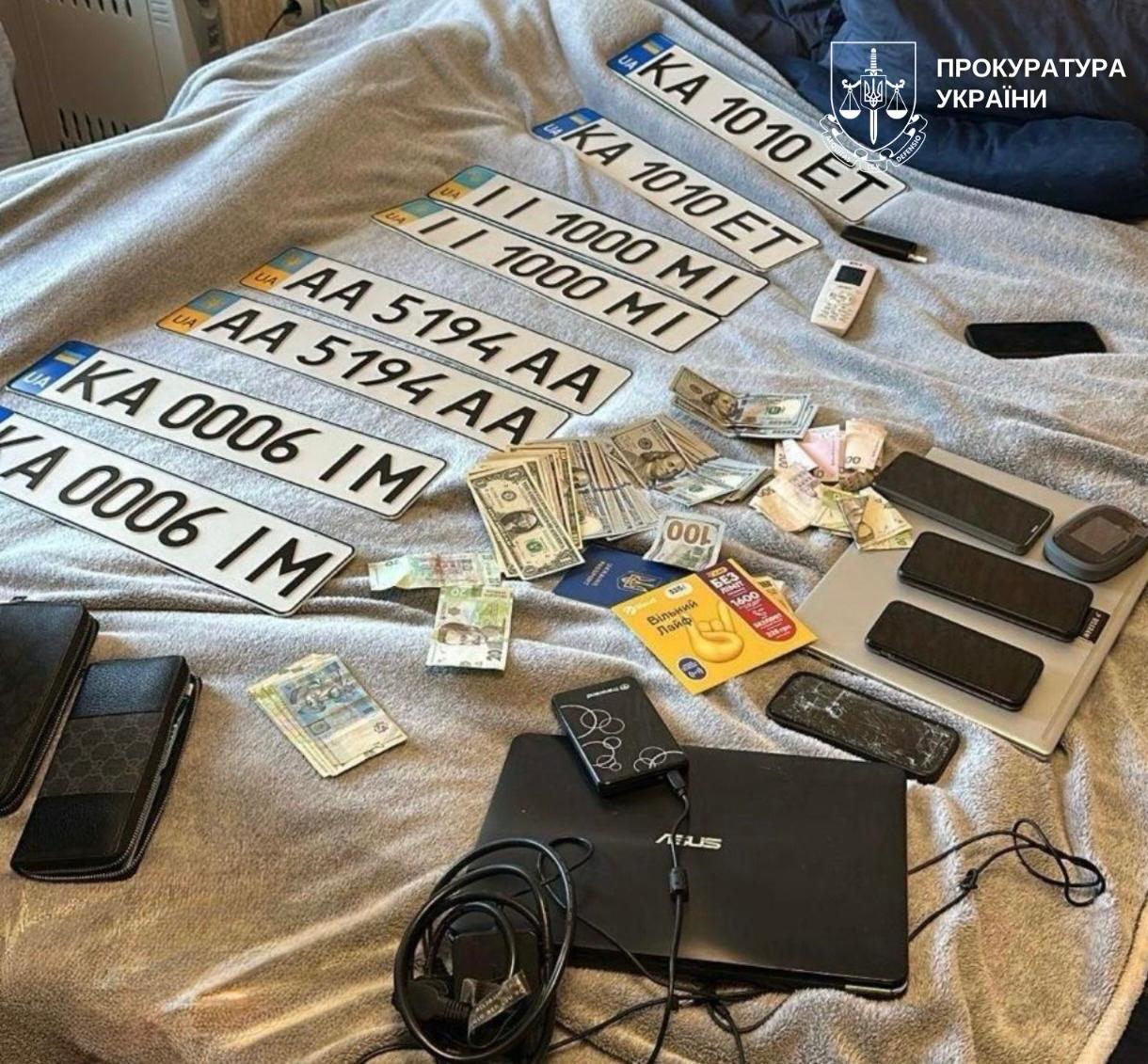 У Києві судитимуть працівника сервісного центру МВС за продаж «красивих» номерних знаків