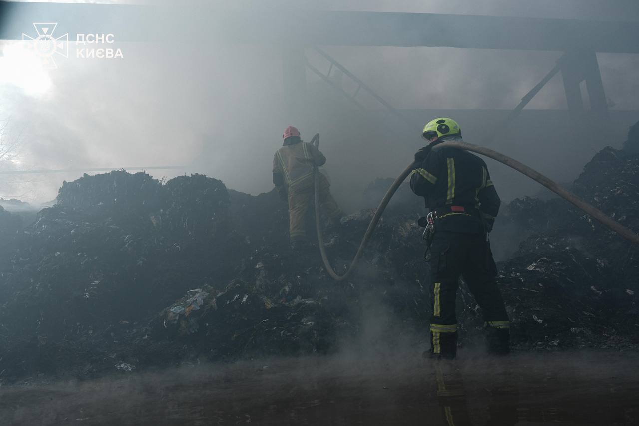 Пожежу на площі понад 2 тисячі кв.м. у Києві ліквідували - фото 3