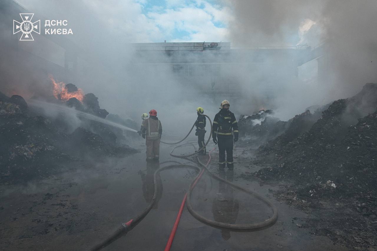 Пожежу на площі понад 2 тисячі кв.м. у Києві ліквідували - фото 2