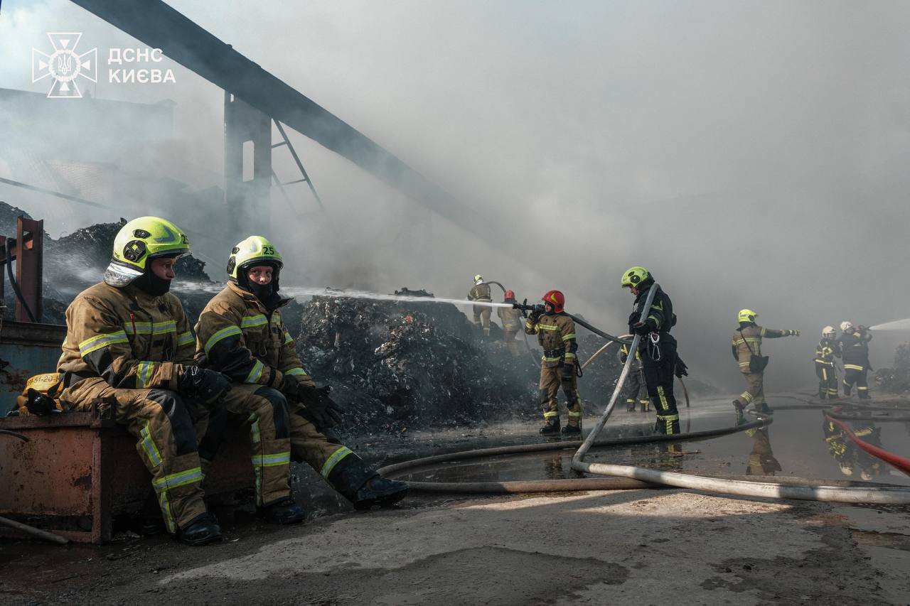 Пожежу на площі понад 2 тисячі кв.м. у Києві ліквідували