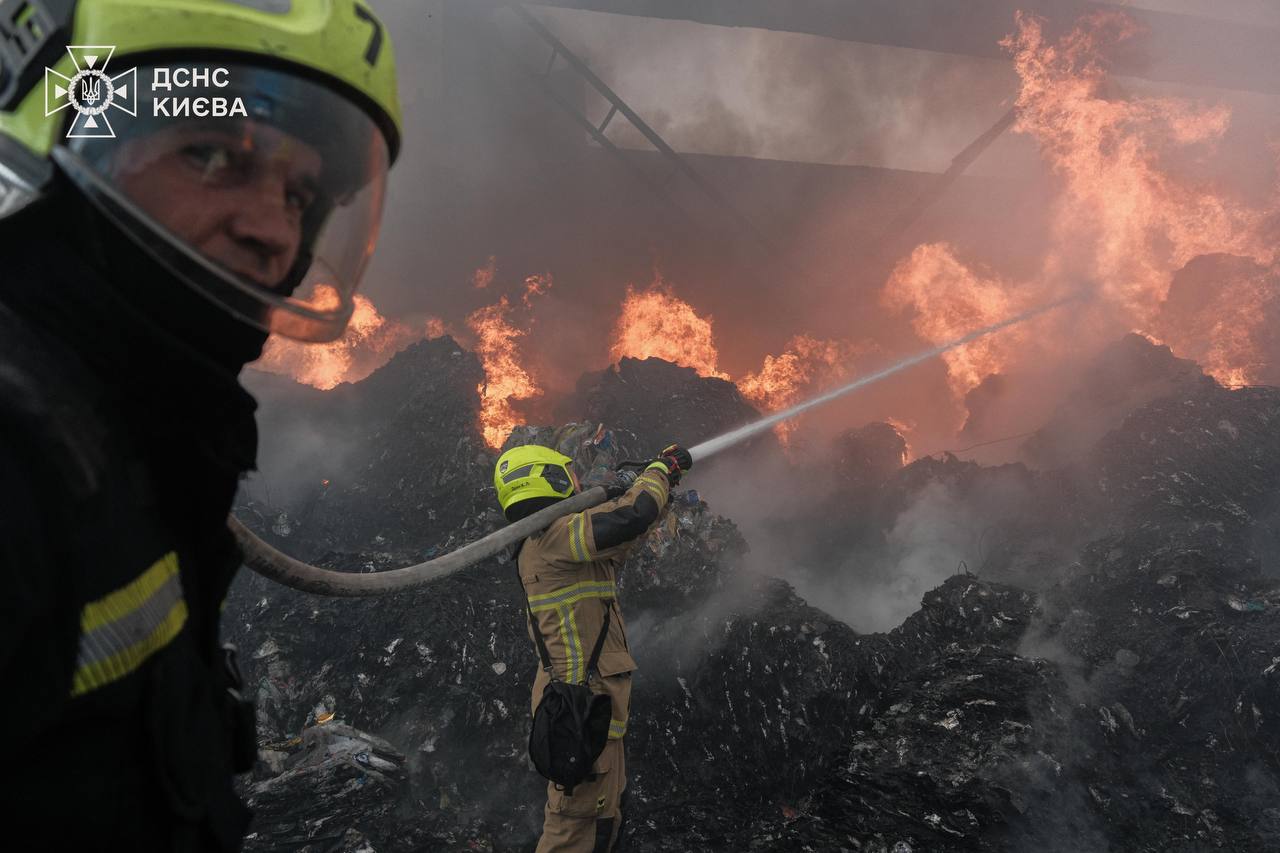Пожежу на площі понад 2 тисячі кв.м. у Києві ліквідували - фото 5