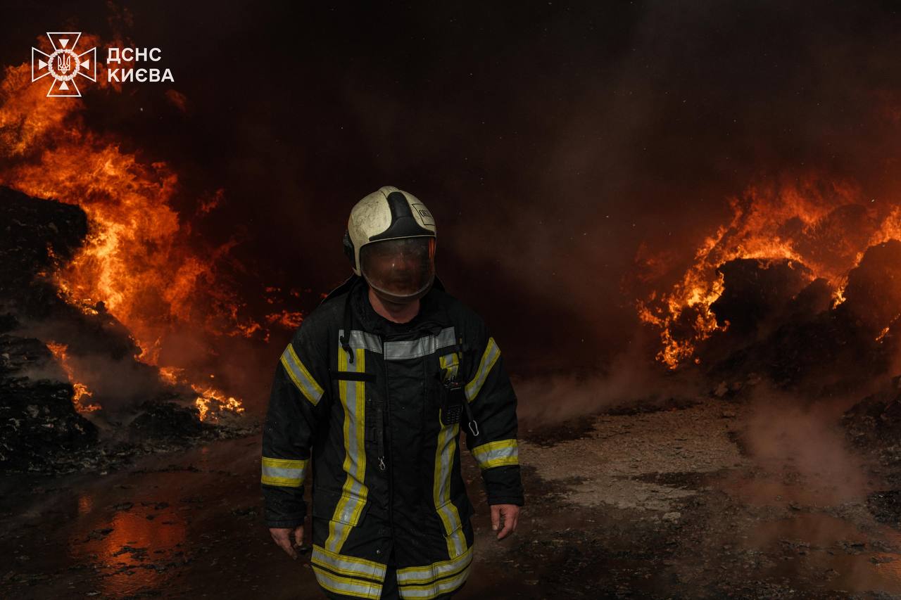 Пожежу на площі понад 2 тисячі кв.м. у Києві ліквідували - фото 7