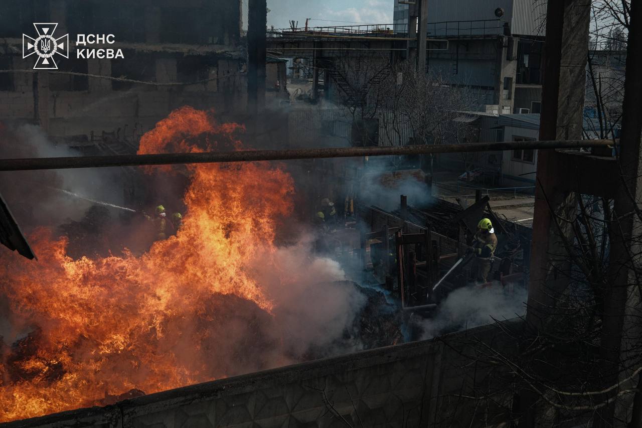 Пожежу на площі понад 2 тисячі кв.м. у Києві ліквідували - фото 6