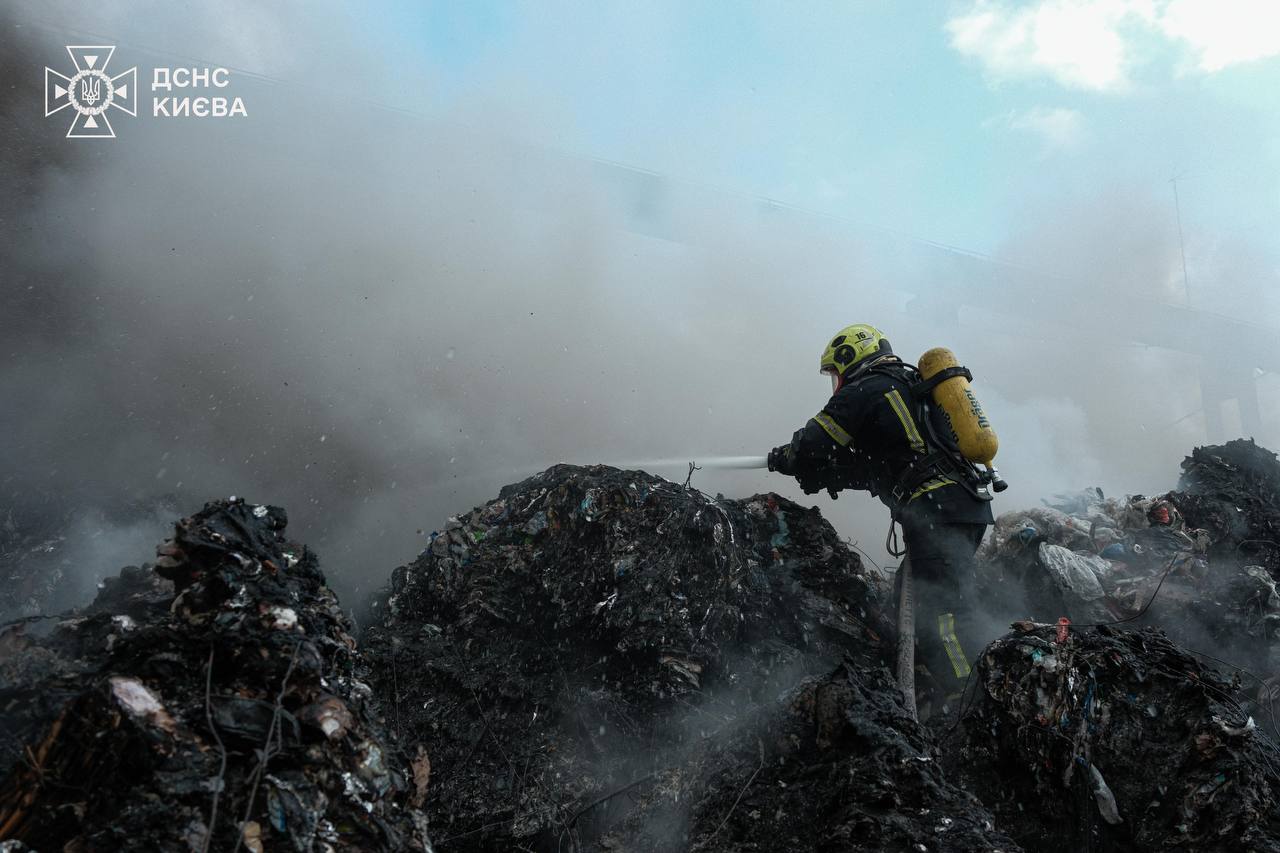 Пожежу на площі понад 2 тисячі кв.м. у Києві ліквідували - фото 4