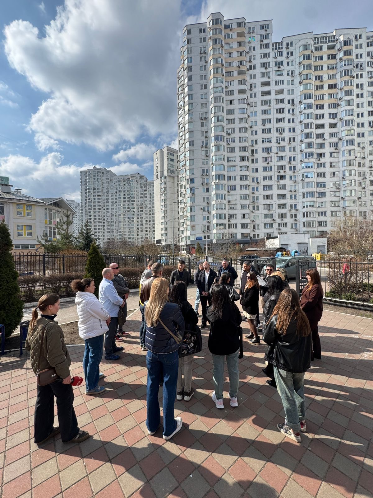 Через аварійний стан будівлі у Києві закрили гімназію: що відомо