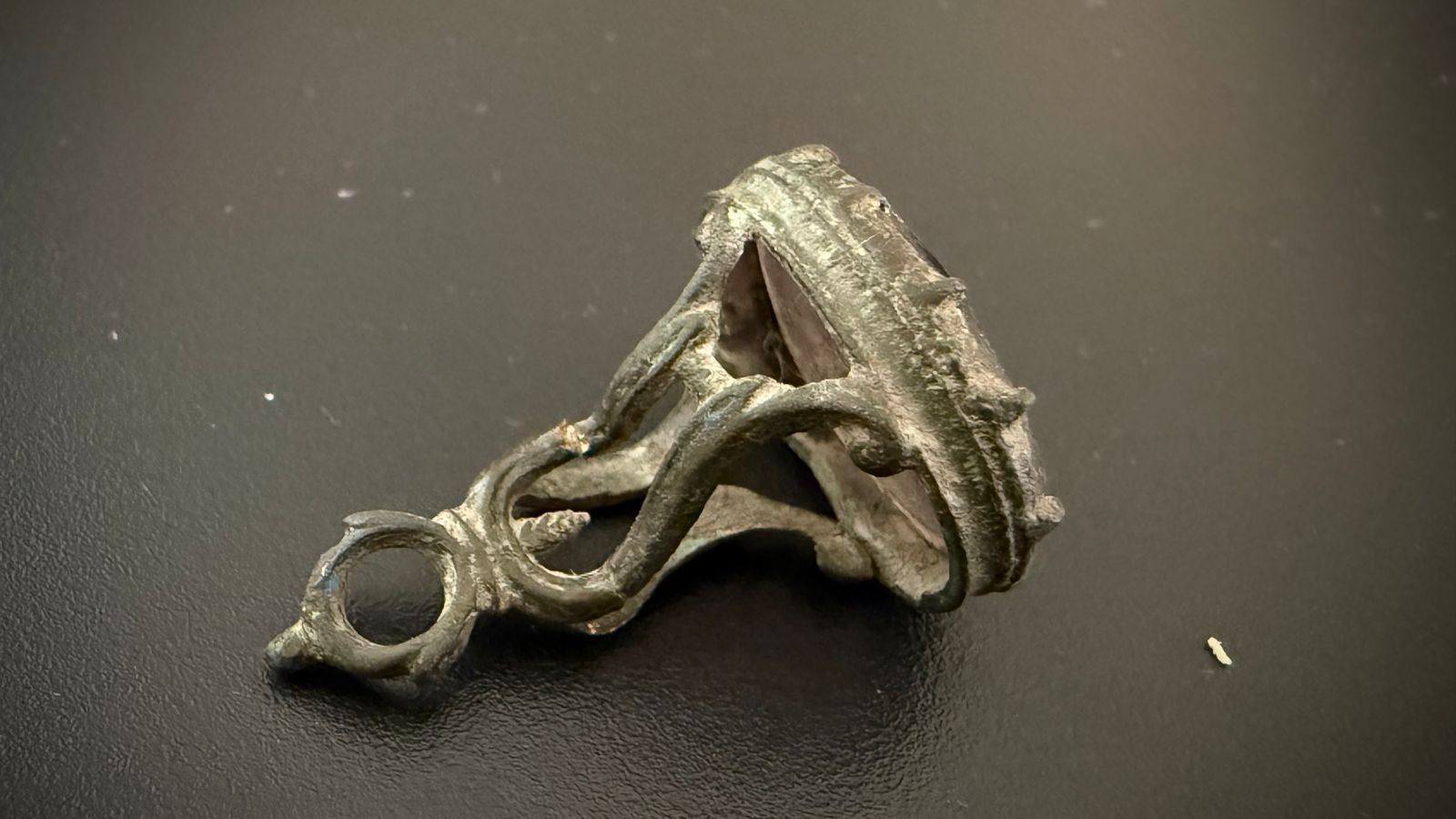 Київські митники запобігли незаконному вивезенню за кордон 39 автентичних археологічних пам’яток 8-20 століть - фото 3