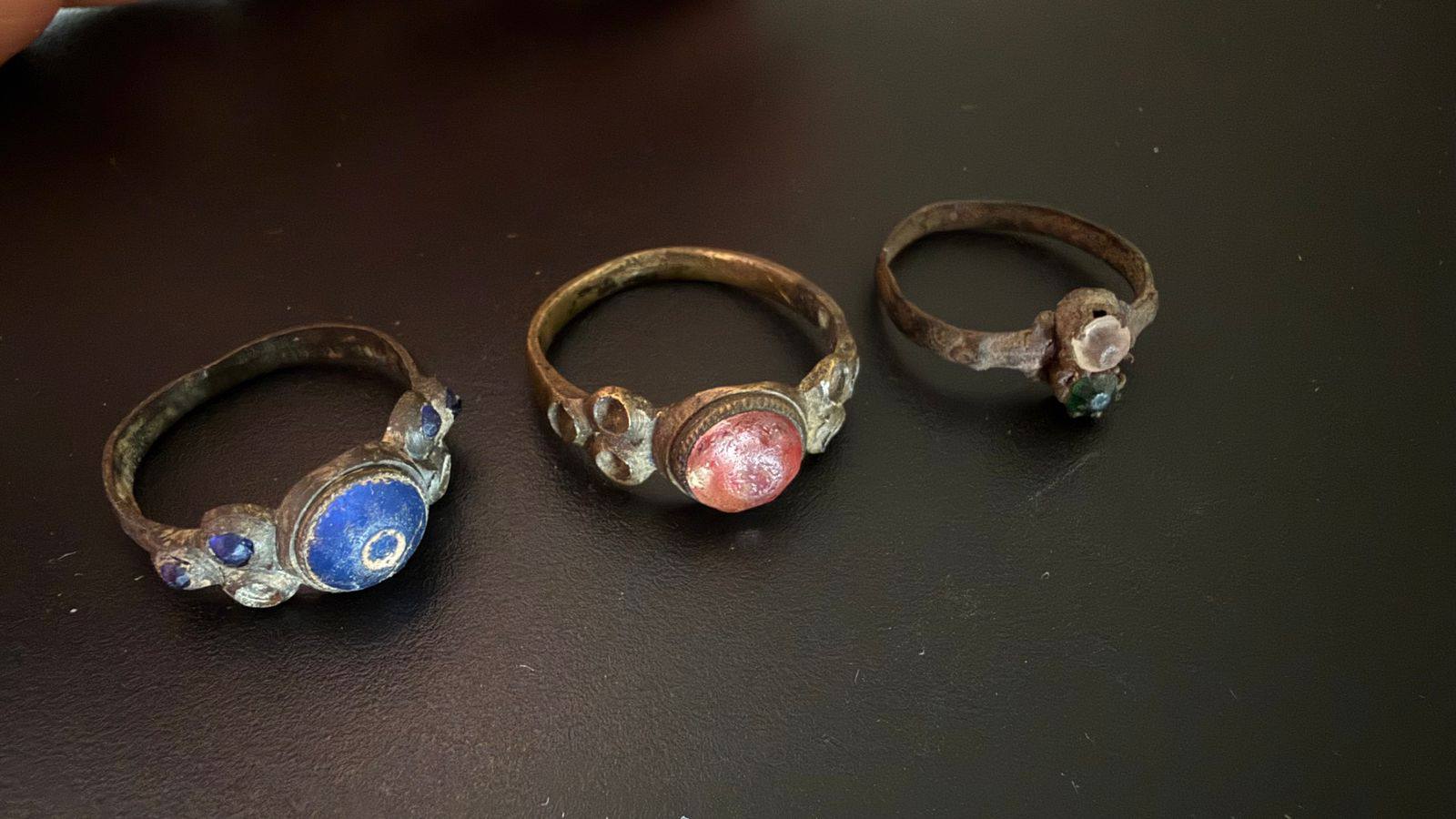 Київські митники запобігли незаконному вивезенню за кордон 39 автентичних археологічних пам’яток 8-20 століть - фото 5