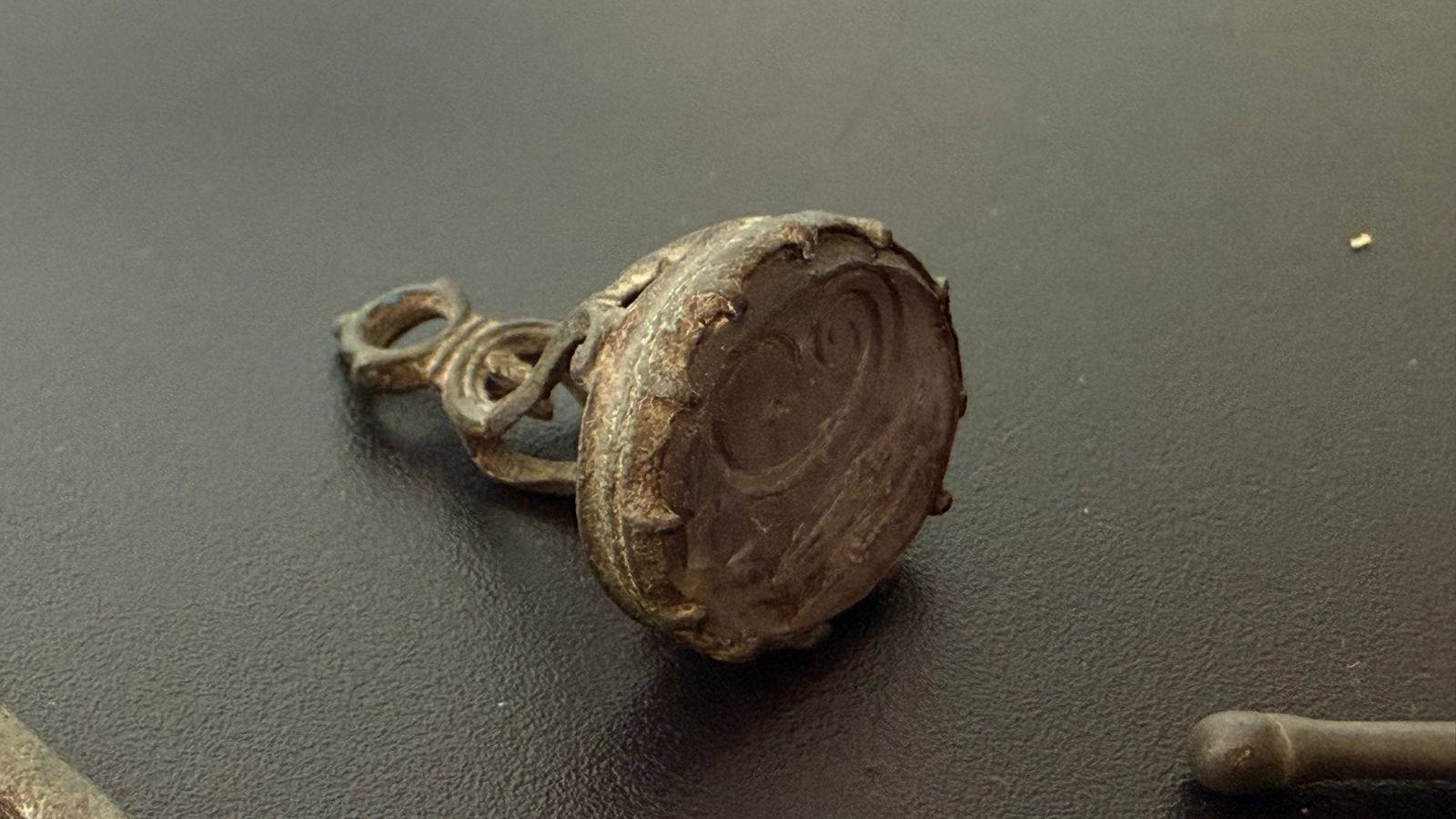 Київські митники запобігли незаконному вивезенню за кордон 39 автентичних археологічних пам’яток 8-20 століть - фото 2