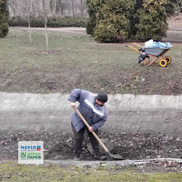 Чистять каскад струмків у черкаському парку Перемоги