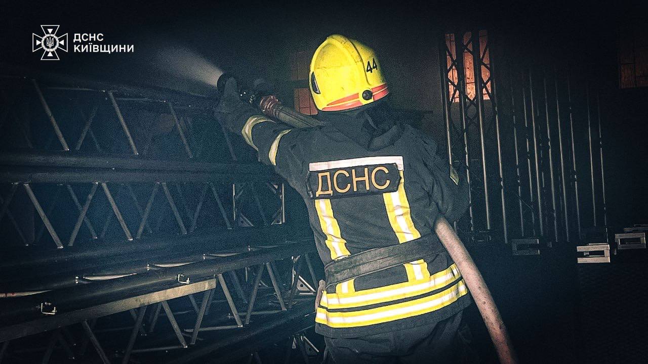 У Боярці рятувальники ліквідували масштабну пожежу на території СТО