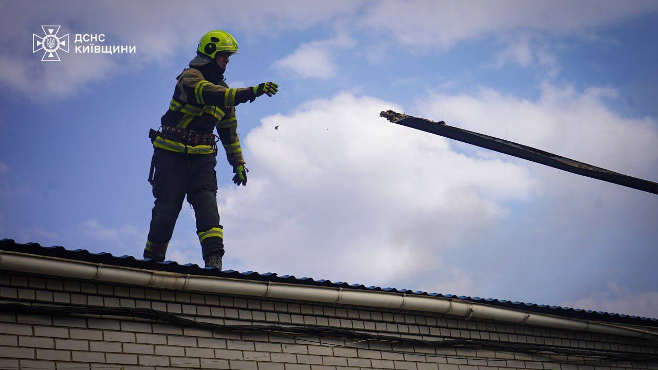 У Боярці рятувальники ліквідували масштабну пожежу на території СТО - фото 3