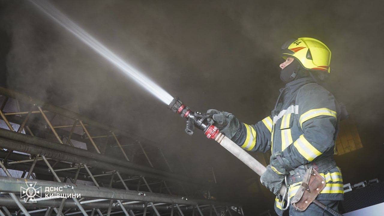 У Боярці рятувальники ліквідували масштабну пожежу на території СТО - фото 4