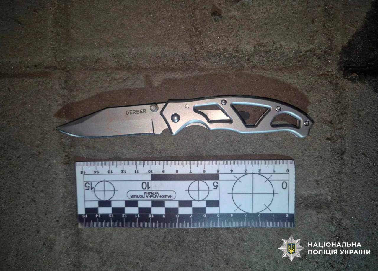 У Києві затримали іноземця, який із ножем напав на чоловіка - фото 2