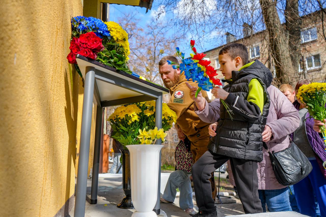У Бучі відкрили меморіальну дошку загиблому воїну Івану Далекому - фото 2