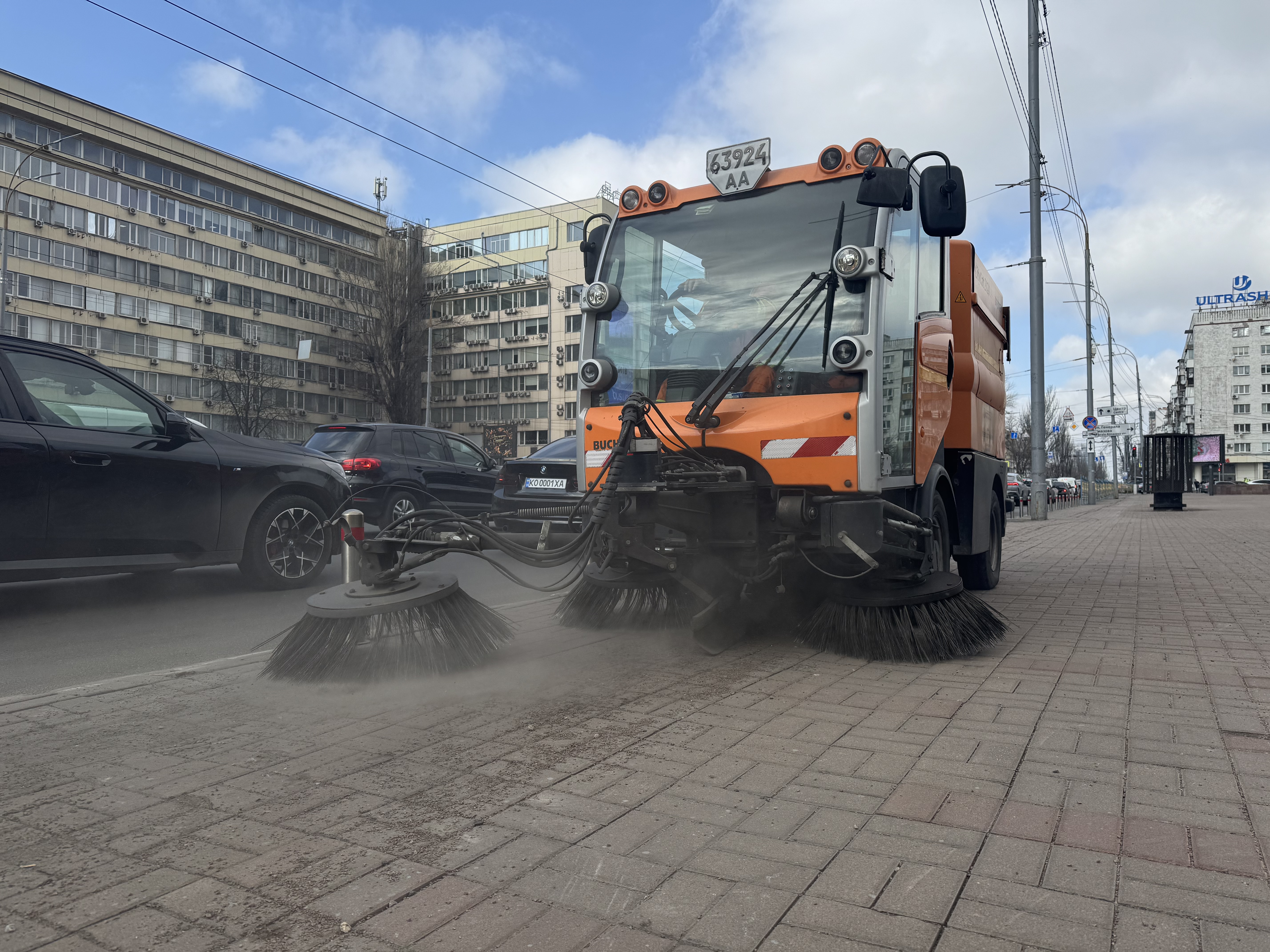 У столиці ліквідовують пошкодження доріг після зимового періоду - фото 4