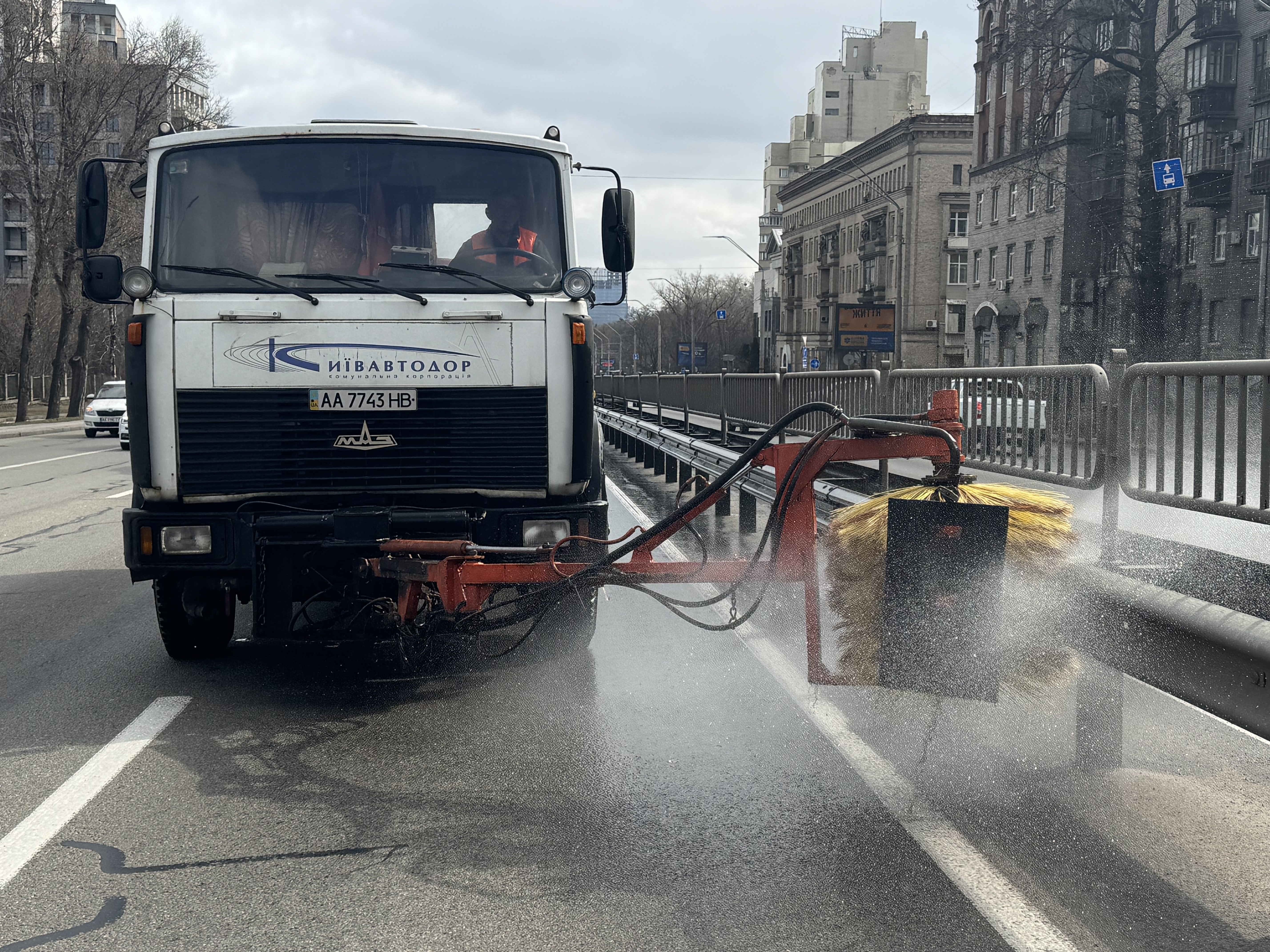 У столиці ліквідовують пошкодження доріг після зимового періоду - фото 5