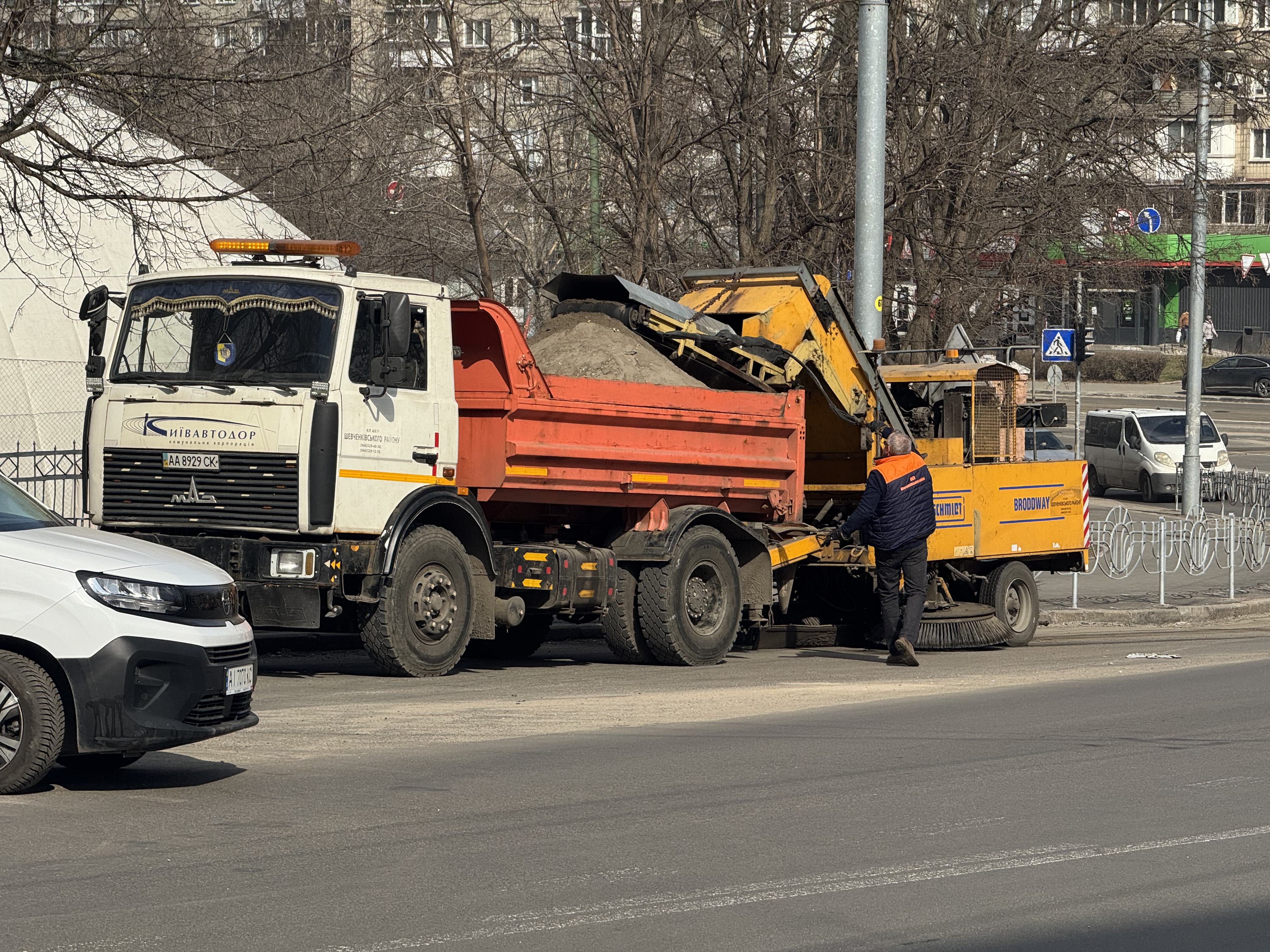 У столиці ліквідовують пошкодження доріг після зимового періоду - фото 2