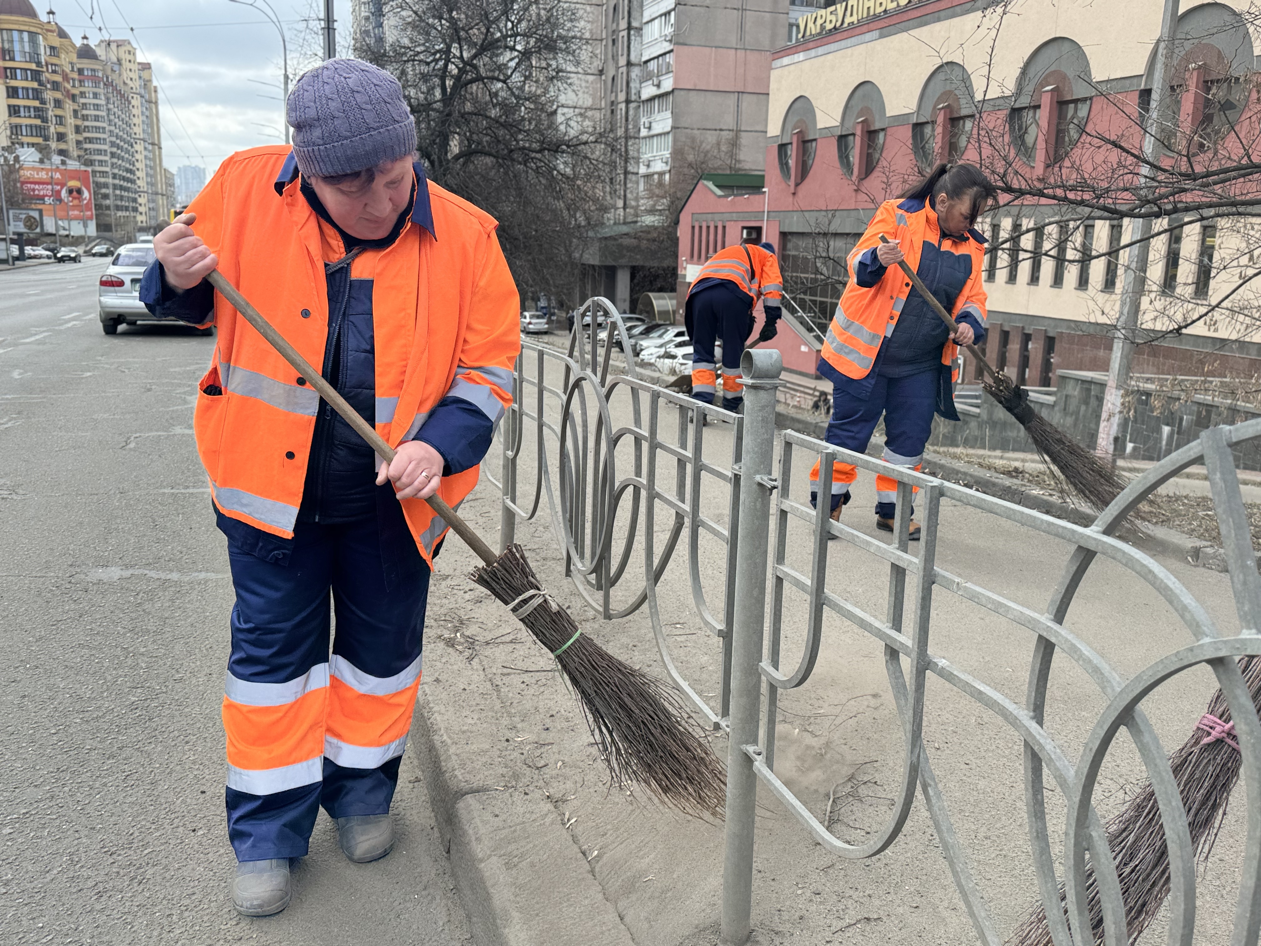 У столиці ліквідовують пошкодження доріг після зимового періоду - фото 3